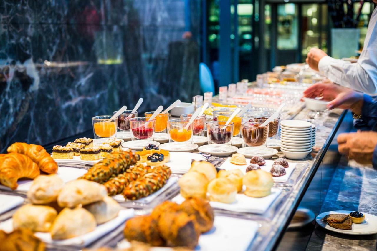 Mercure Living Putrajaya Zewnętrze zdjęcie A buffet at a hotel